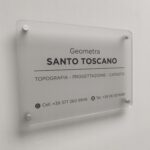Le nostre targhe in plexiglass a filo lucido con distanziatori.